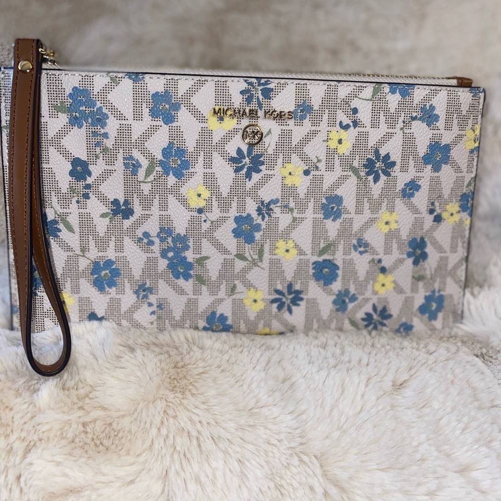 Michael Kors Jet Set Charm Clutch